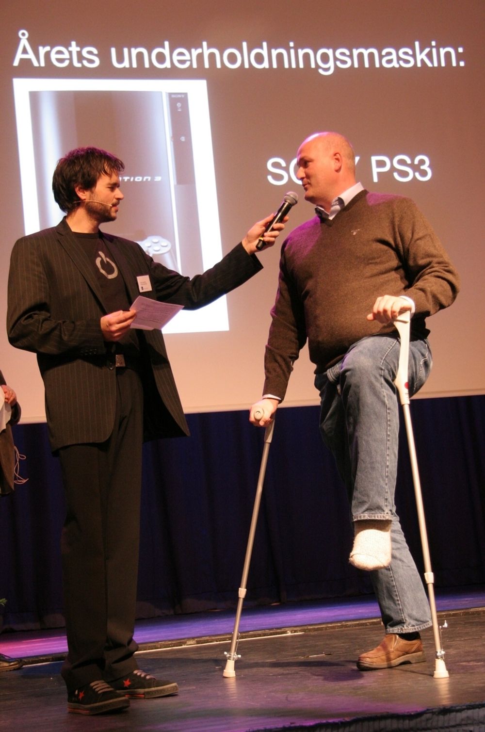 Playstation fikk selvfølgelig blankett for sin innsats med Playstation 3. det ødelagte benet har ingenting med spilling å gjøre, hevdet prismottageren.