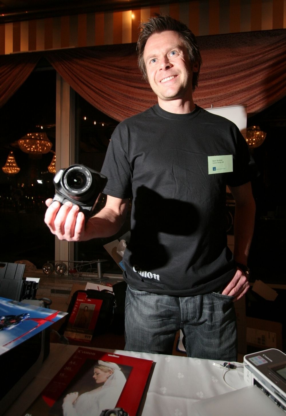 Bent Broklev hadde tatt turen inn fra Hallagerbakken for å vise fram de siste Canon-kameraene under årets julegave-show.