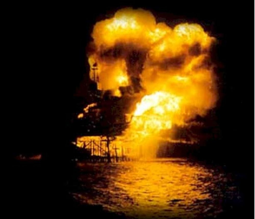 MARERITT: Gasseksplosjonen på Oxideltals Piper Alpha plattform i 1988 krevde 189 menneskeliv. En feilmontert rørstuss og pakning, samt operatørfeil medførte katastrofen.