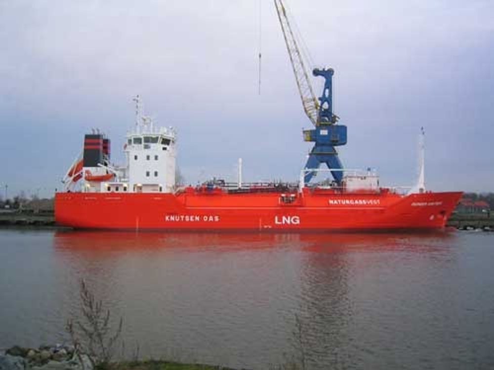 PUSLETE: Pioneer Knutsen, verdens minste LNG-skip, har en kapasitet på 650 000 SM3. Det blir for smått når LNG-anlegget i Göteborg står ferdig i 2013, om planene følges.