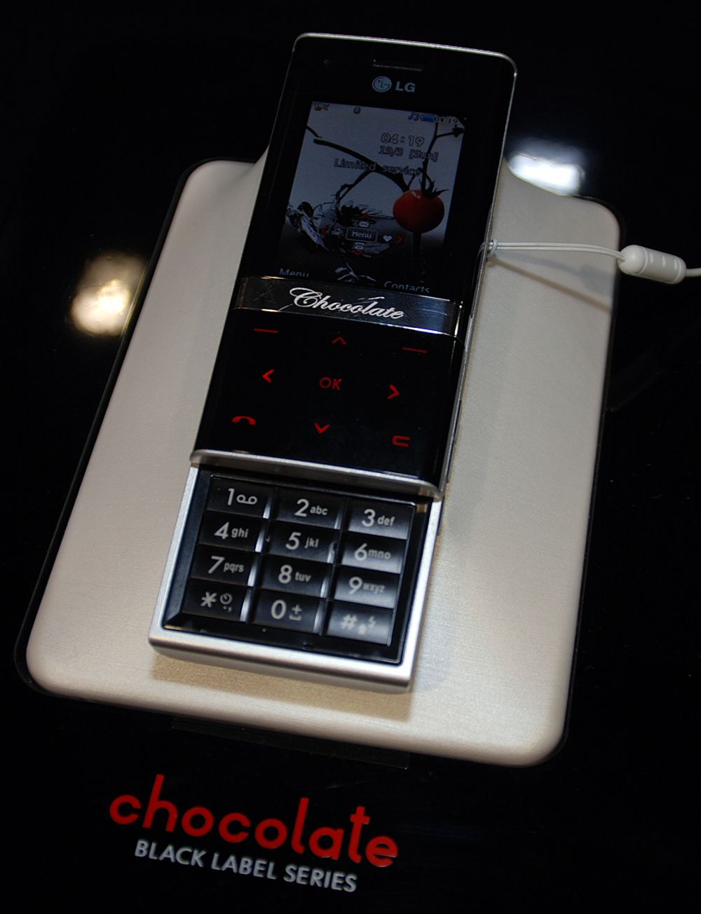 Chocolate var forgjengeren til Shine. Denne Chocolate-telefonen er modell KG800.