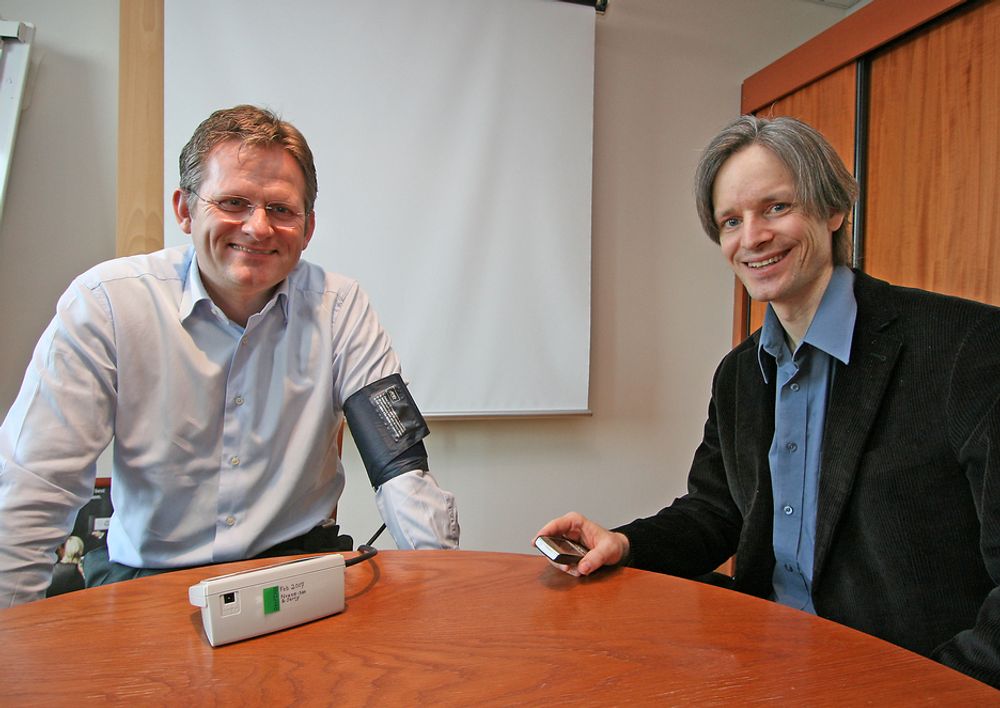 TAR TRYKKET:Adm. direktør i IBM Norge, Morten Thorkildsen får målt blodtrykket og avlesningen dukker opp på mobiltelefonen til forsker ved IBM Zürich Lab, Mike Nidd.