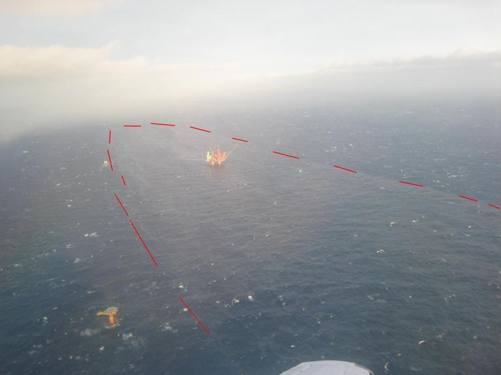 Innenfor det skraverte området er oljeutslippet ved Statfjord A. Bildet er tatt fra Kystverkets overvåkingsfly i ettermiddag.