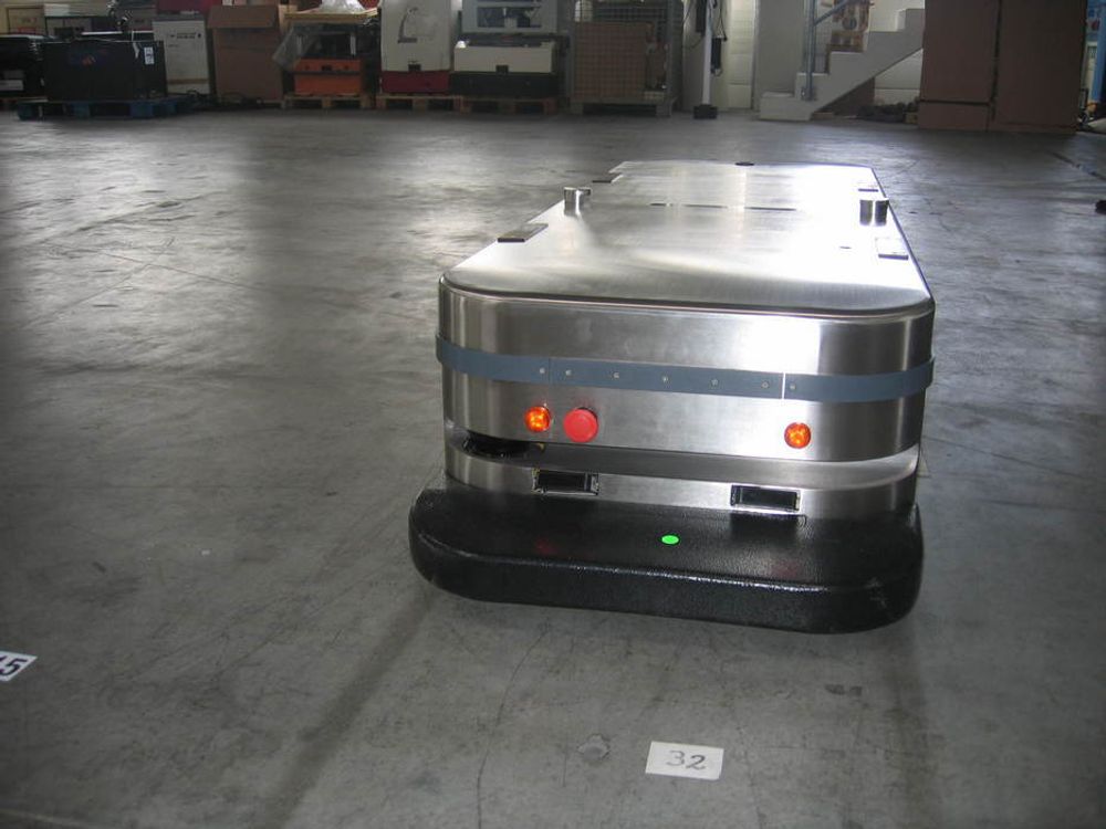 Vogn i AGV-systemet på nye Ahus. AGV står for Automated Guided Vehicle, og er et system med robotiserte, førerløse vogner som frakter varer i korridorene.
