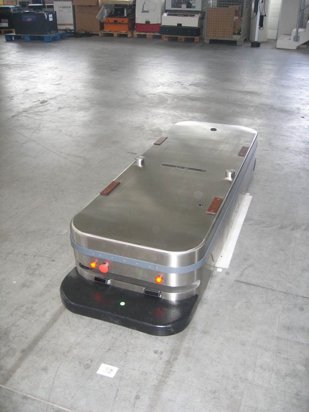 Vogn i AGV-systemet på nye Ahus. AGV står for Automated Guided Vehicle, og er et system med robotiserte, førerløse vogner som frakter varer i korridorene.
