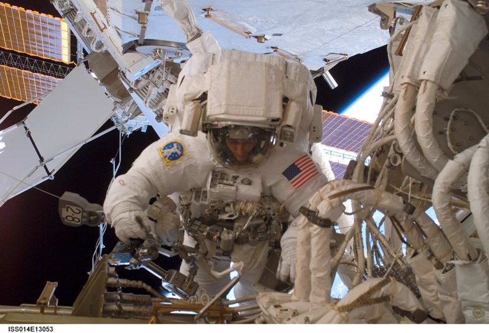 1-2-3-4: Torsdag skal Sunita Williams ut på sin fjerde romvandring. Dette bildet er fra den syv timer og 55 minutter lange romvandringen onsdag 31. januar 2007 - Sunitas andre.