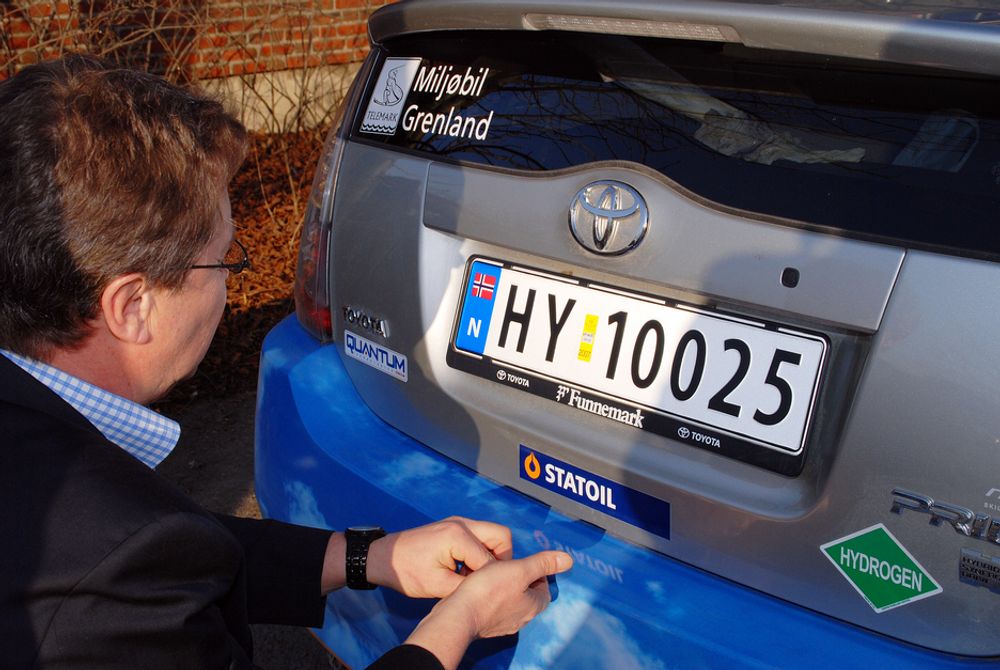 FESTES: Daglig leder i Miljøbil Grenland, Bjørn Nenseth, eier hydrogenbilen, som skal leies ut til Statoil. Her fester han skilt nummer to.