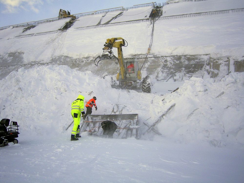 SNØVEI: Riving av plankedekke fra snøvei på isen.