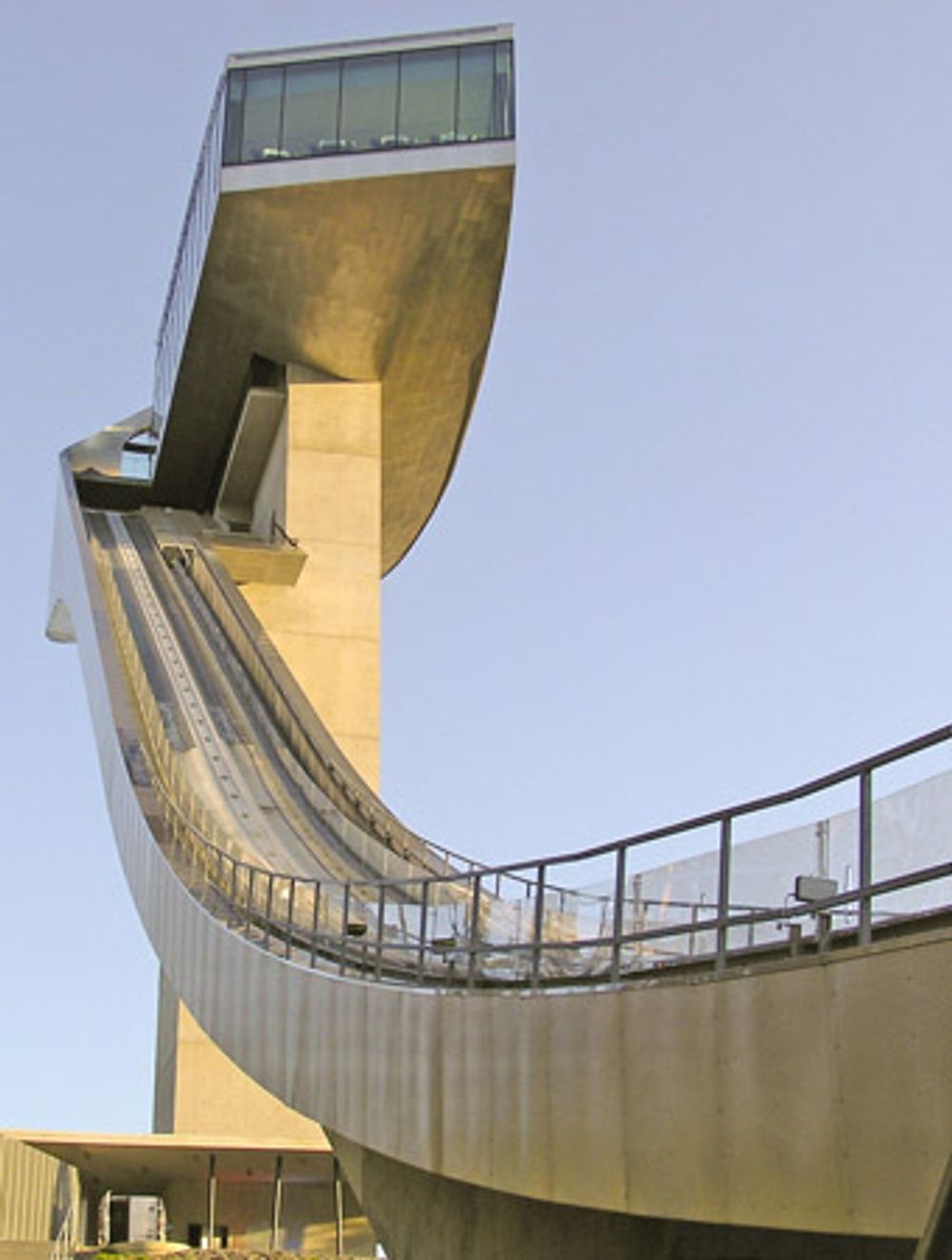 NY UTGAVE: Hoppbakken Bergisel i Innsbruck, Østerrike, er renovert. Arbeidet startet i juni 2001, og den nye bakken sto klar i september 2002.