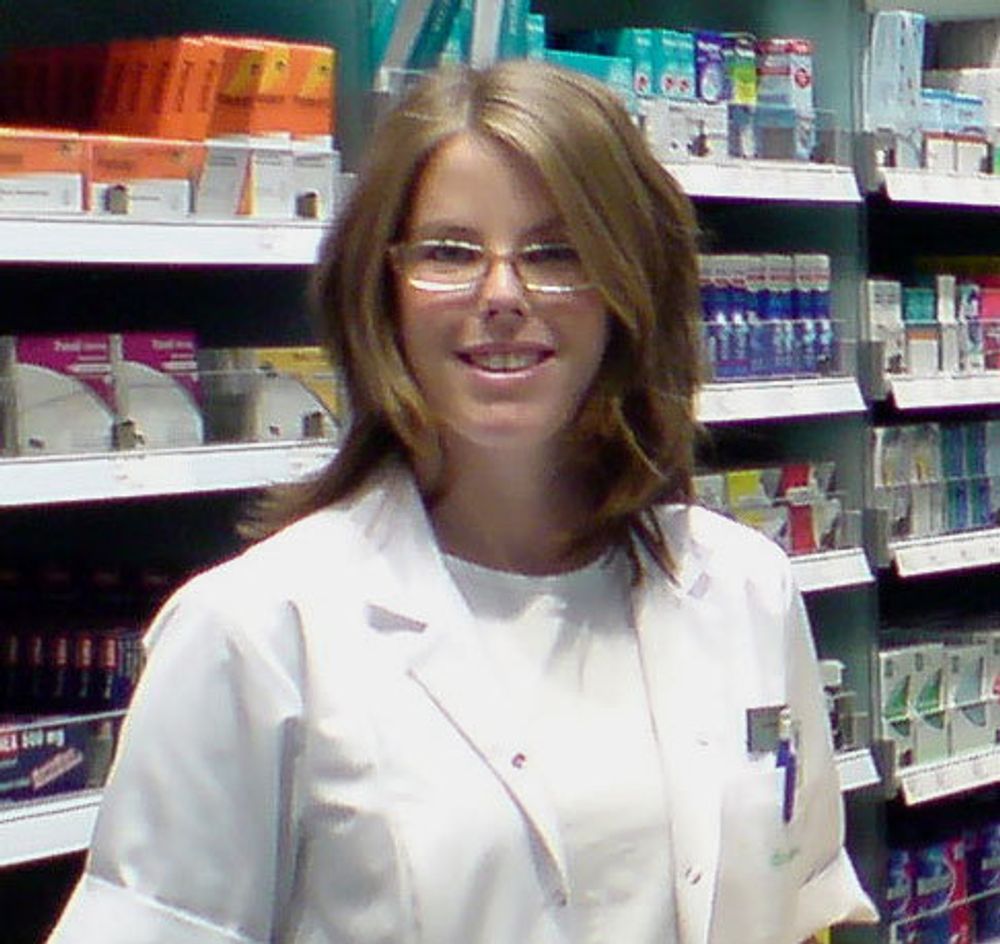SVENSK: Erica Persson er apoteker ved Alliance Apotek i Sarpsborg.