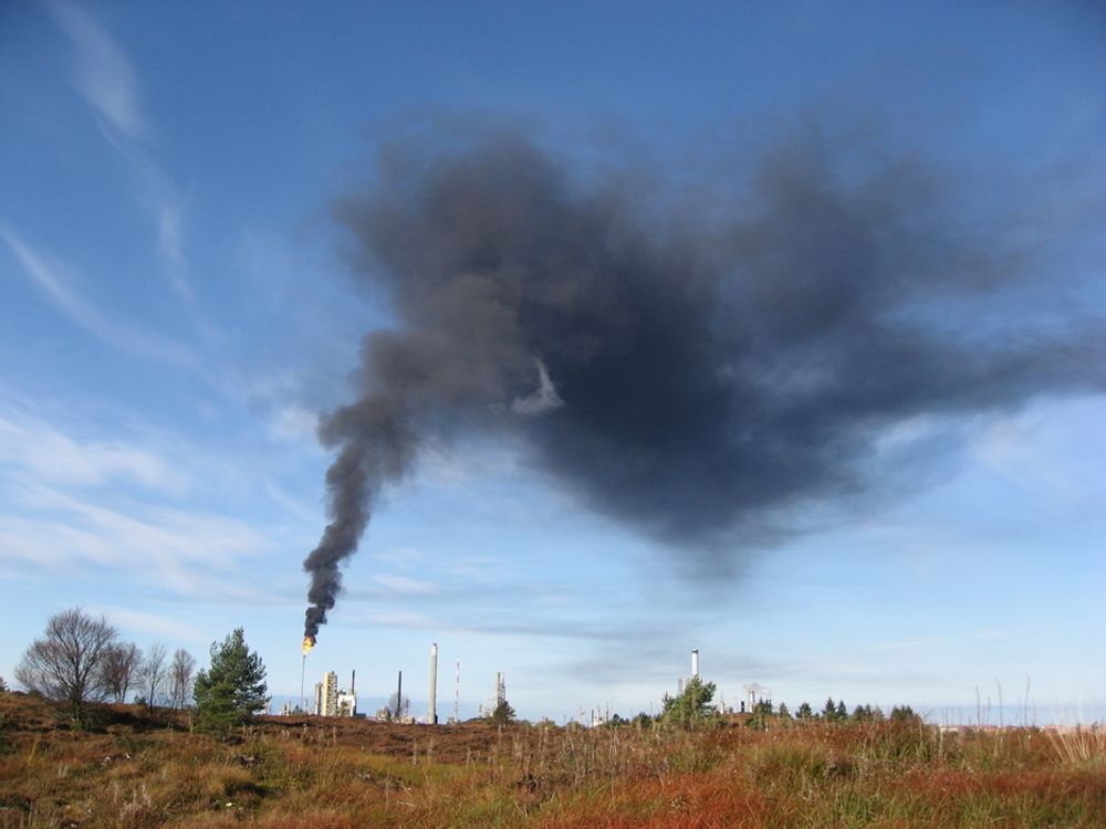 FAKLING: Norge har forbudt brenning av gass, eller fakling, fra petroleumsvirksomheten. Nå vil norske myndigheter inngå et samarbeid med Russland om å redusere faklingen hos våre naboer i øst. Illustrasjonsbilde fra Mongstad.