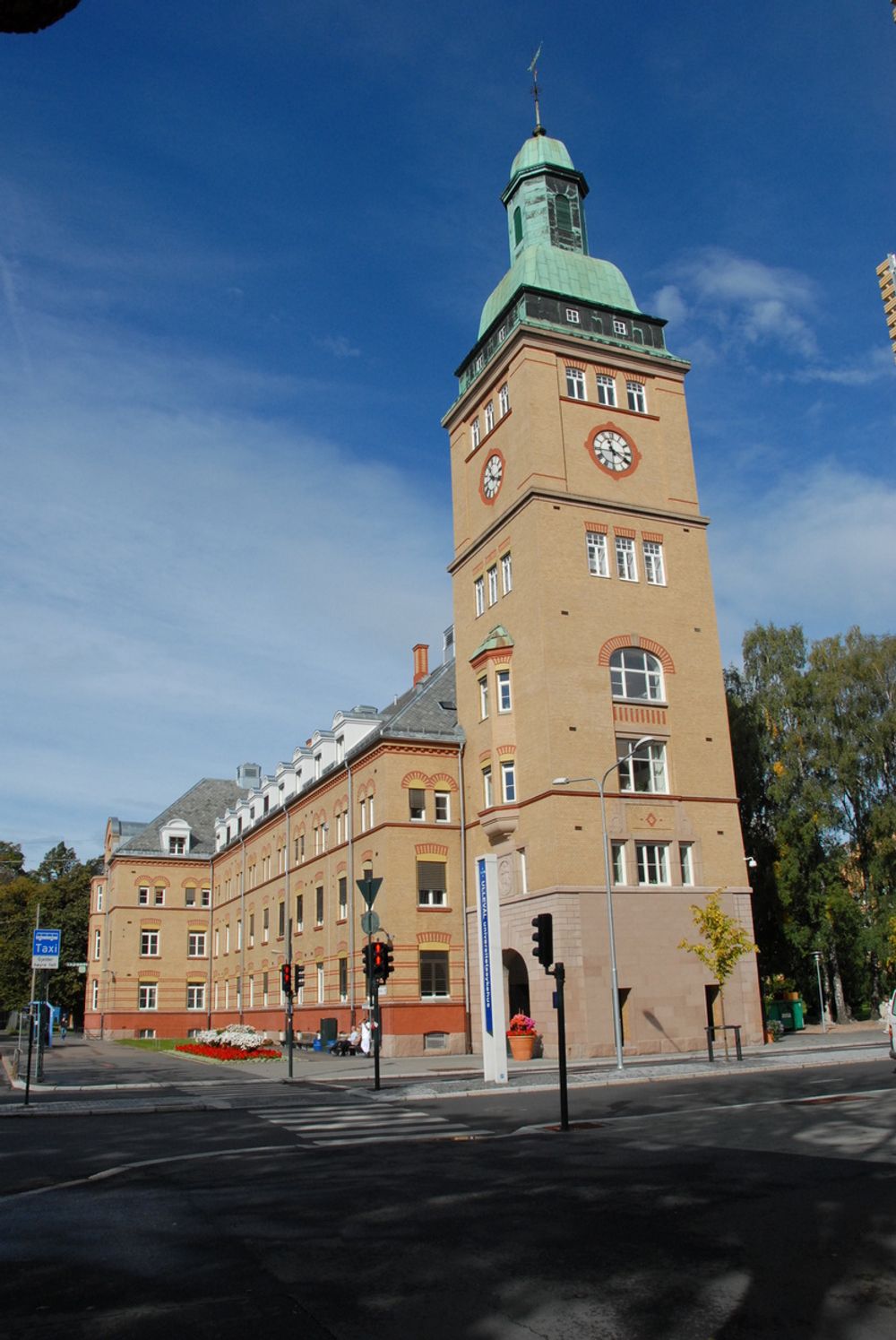 RENSET OG VAKKER: Administrasjonsbygget på Ullevål Sykehus har fått nytt liv etter en omgang med marmorrens.