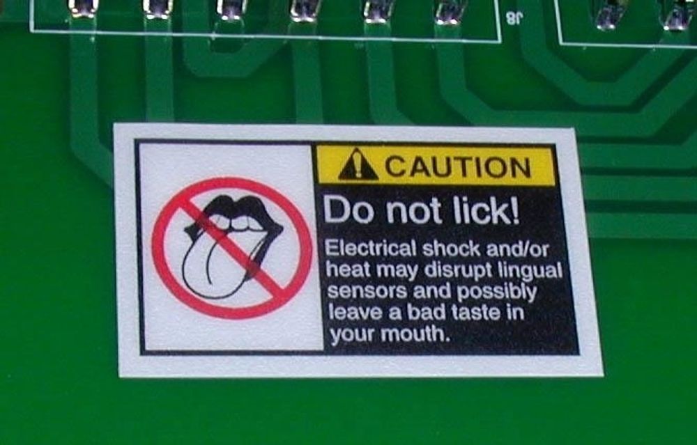 IKKE SLIKK: Amerikanske advarsler er ofte overtydelige. Dersom du slikker på et slikt kretskort vil du få mer enn vond smak i munnen!