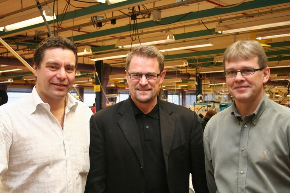 Fra venstre: Ivar Grøneng, produksjonssjef i Helly Hansen Spesialprodukter, Tor Giæver, prosjektleder RTIM og Øystein Nomerstad, produksjonsleder i Helly Hansen Spesialprodukter.