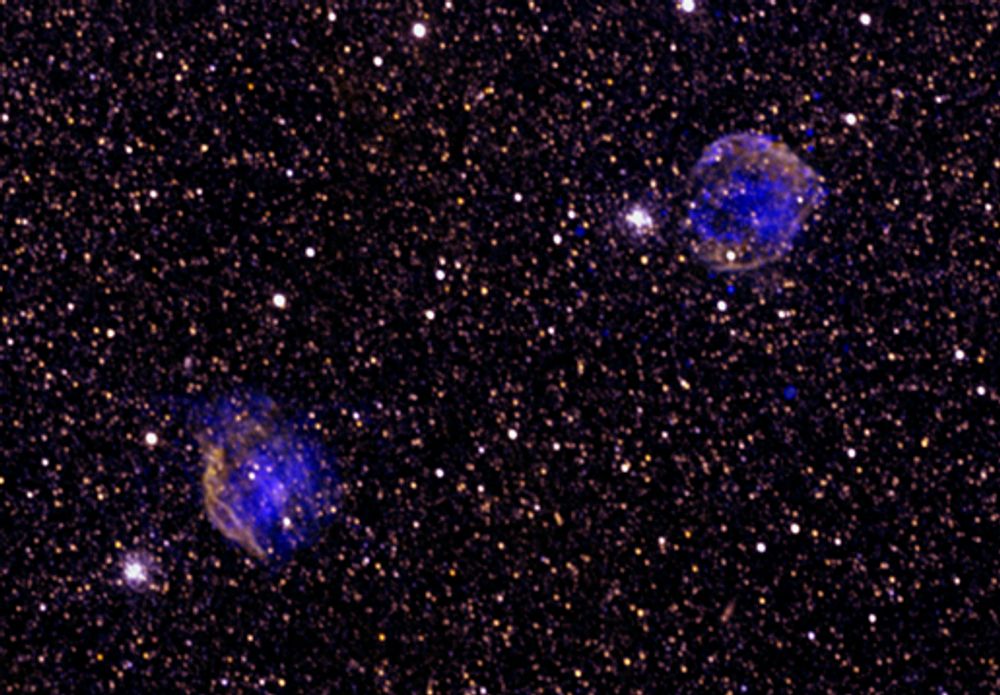 SUPERNOVAER: Dette bildet viser DEM L249 (f.v.) og DEM L238. Den blå fargen er røntgendataene fra Chandra.