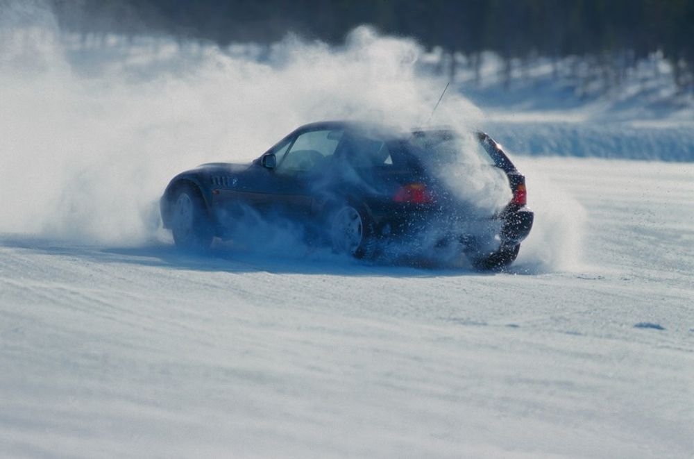 UTEN ESP: Denne bilen ble kjørt litt brutalt - med avslått ESP - rundt banen i Arvidsjaur og kom bare noen meter om gangen, før den igjen havnet i snøen.