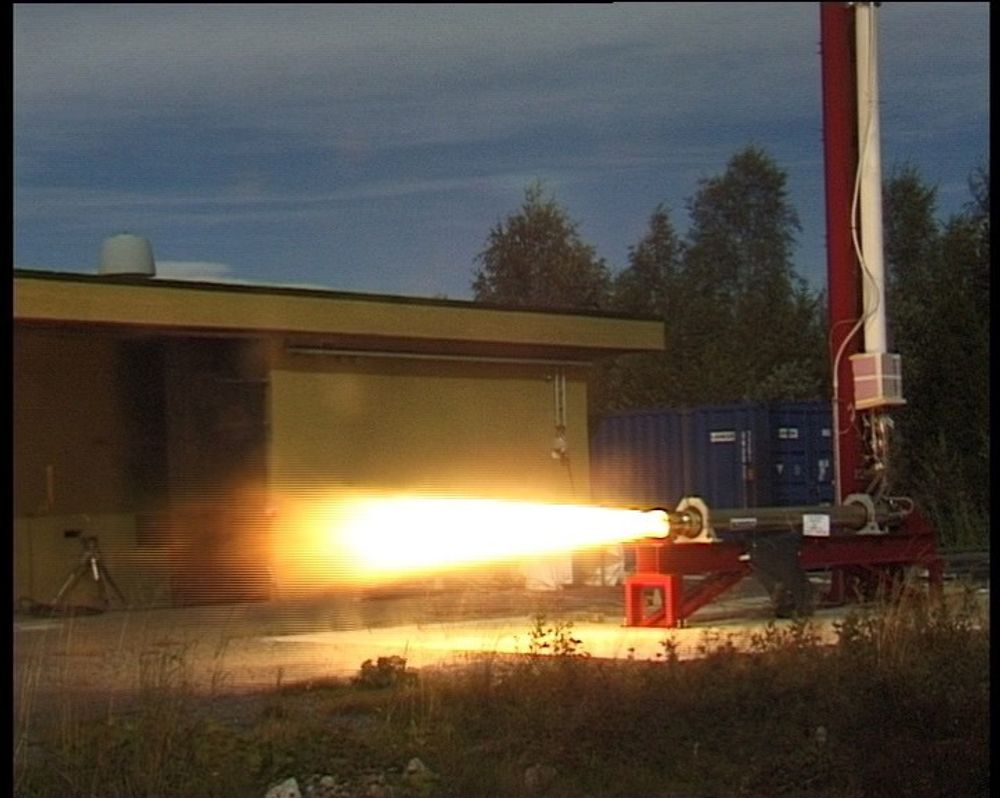 Testing av rakettmototr. Virksomheten på Raufoss har medført utslipp i naturen og til Mjøsa. Oppryddingen står staten for.