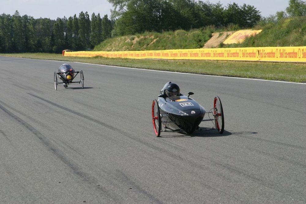 NORSK REKORD: Prototypebilen til teamet fra Høgskolen i Østfold satte nye norsk rekord i Shell Eco marathon med 141 km på en liter drivstoff.