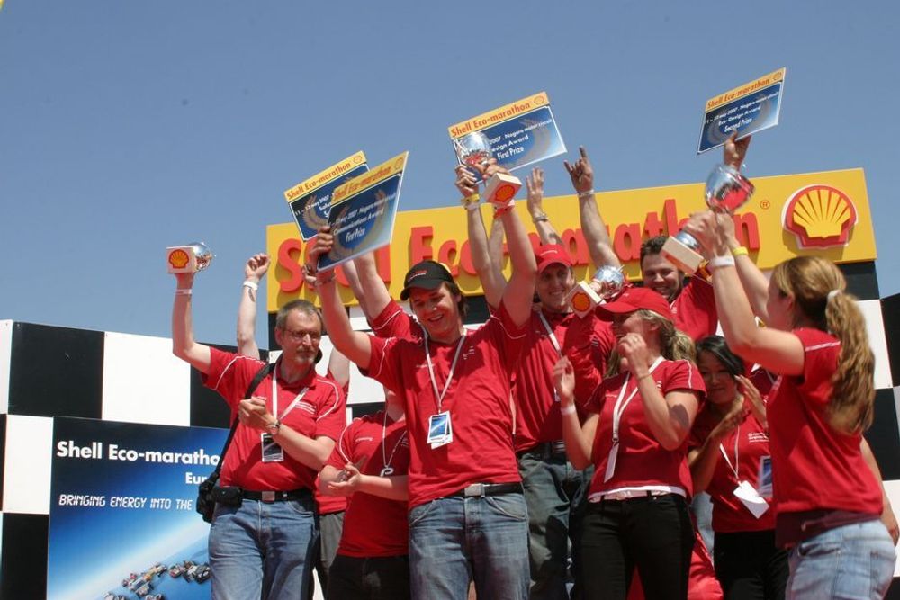 MESTVINNENDE: Ingeniørstudenter ved Høgskolen i Østfold vant fire priser i årets Shell Eco marathon i franske Nogaro. Her jubler teamet  på seierspallen etter å ha mottatt trofeene.