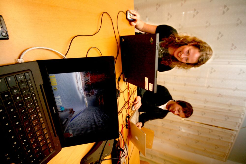 MENS VI VENTER PÅ MOBIL: Telenorforskeren Anne Marthe Hjemås er med på å dra i gang et prosjekt for å utvikle bedre spillmuligheter på mobiltelefonen. Men inntil videre er det Quake som gjelder. Til høyre Espen Nersveen.