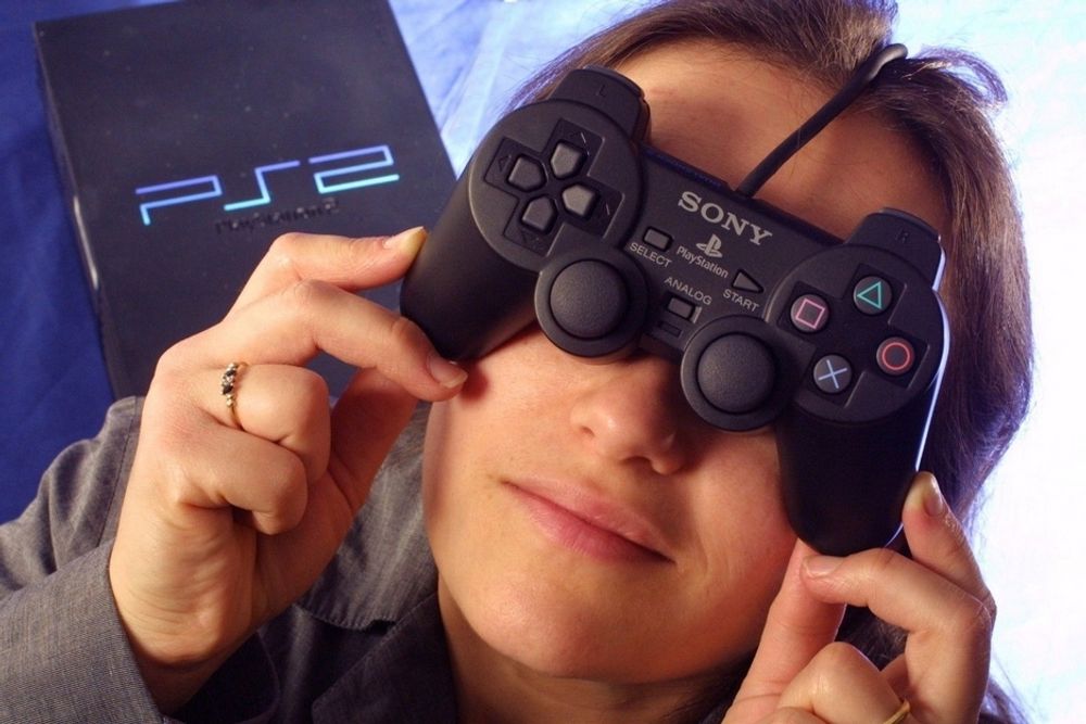 OVERSER: Sony er blinde for kundenes ønsker om å kunne spille PS2-spill på PS3. Nå tar de vekk hele støtten. Mange kunder reagerer med sinne og fortvilelse, men det bryr ikke Sony seg om..