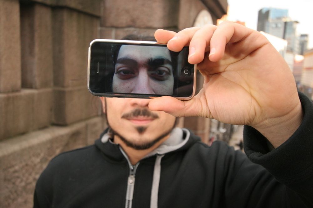 Arash Taheri med sin iPhone.