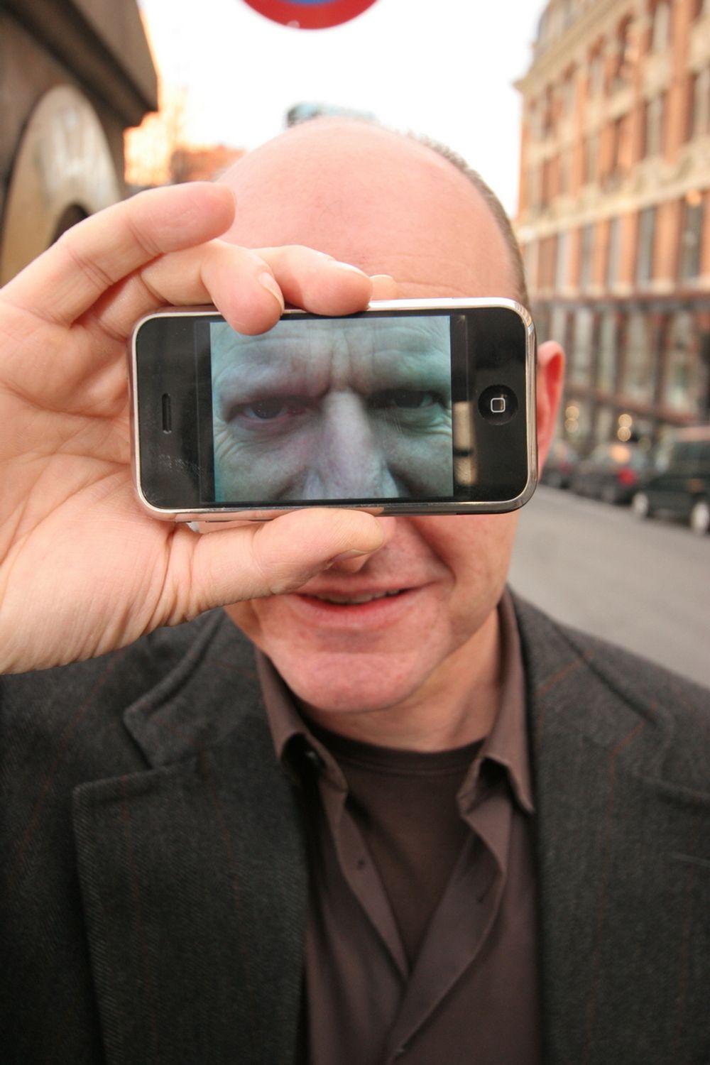 Bjørn Rønning med sin iPhone.