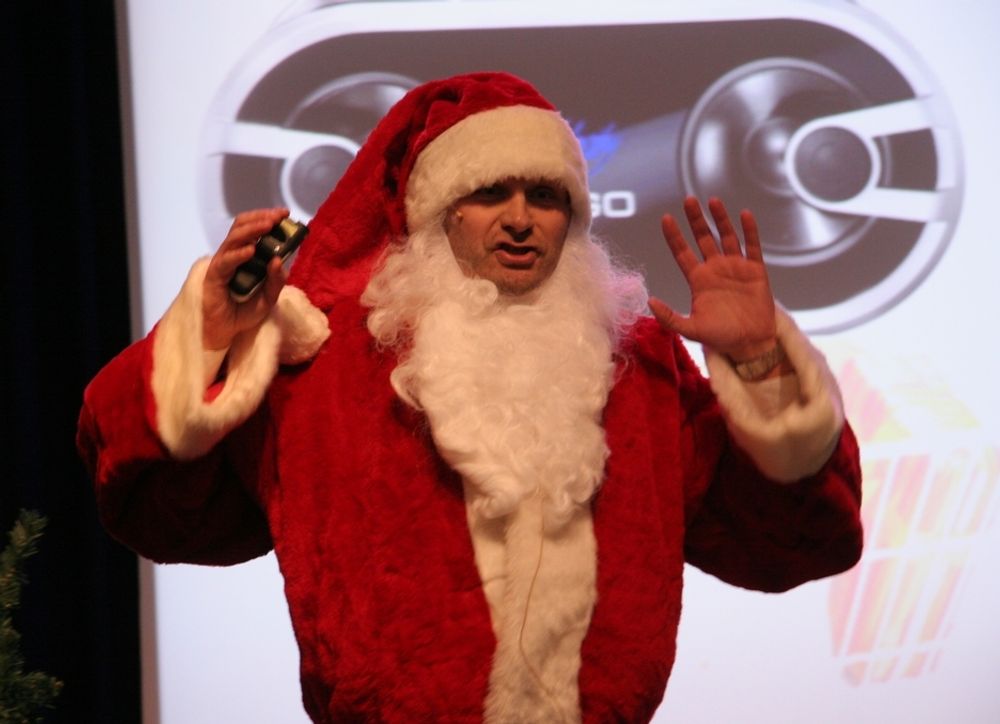 TIDLIG UTE: Julenissen tok tirsdag kveld turen fra Nordpolen til Oslo Plaza for å fortelle Elektronikkbransjen hva du skal få under juletreet i år. Gaver får du kun dersom du har vært snill i år - og det har du vel vært?