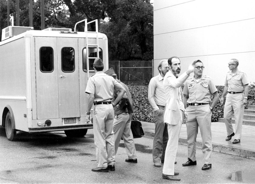 NETTBIL:Denen bilen kjørte rundt i San Fransisco i 1977 og hadde kontakt med datidens Arpanet. Vinton Cerf moterikig antrukket i forgrunnen.