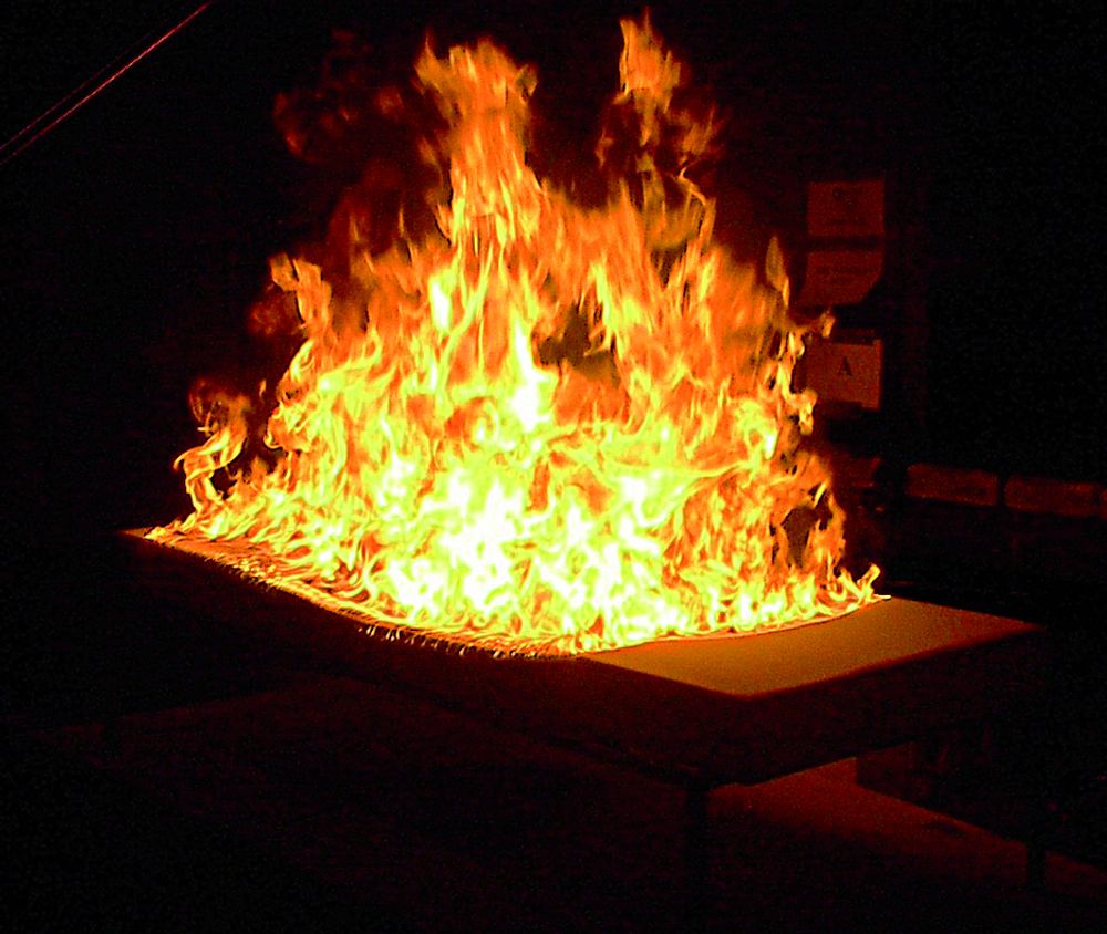 Denne madrassen selges lovlig i Norge. Under en test i SINTEFs brannlaboratorium oppsto et bål varmt nok til å overtenne rommet.