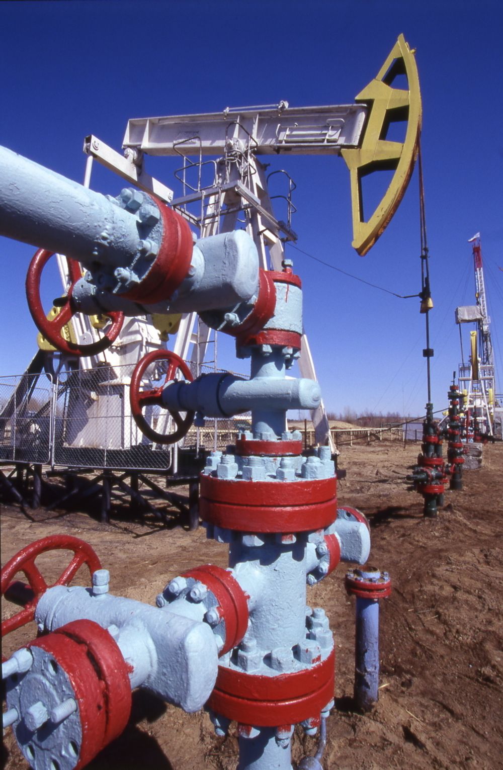 Transportsektoren står for nesten 60 prosent av oljeforbruket. Hvis forbrukerne velger biler som bruker mindre bensin, vil det redusere etterspørselen betydelig.