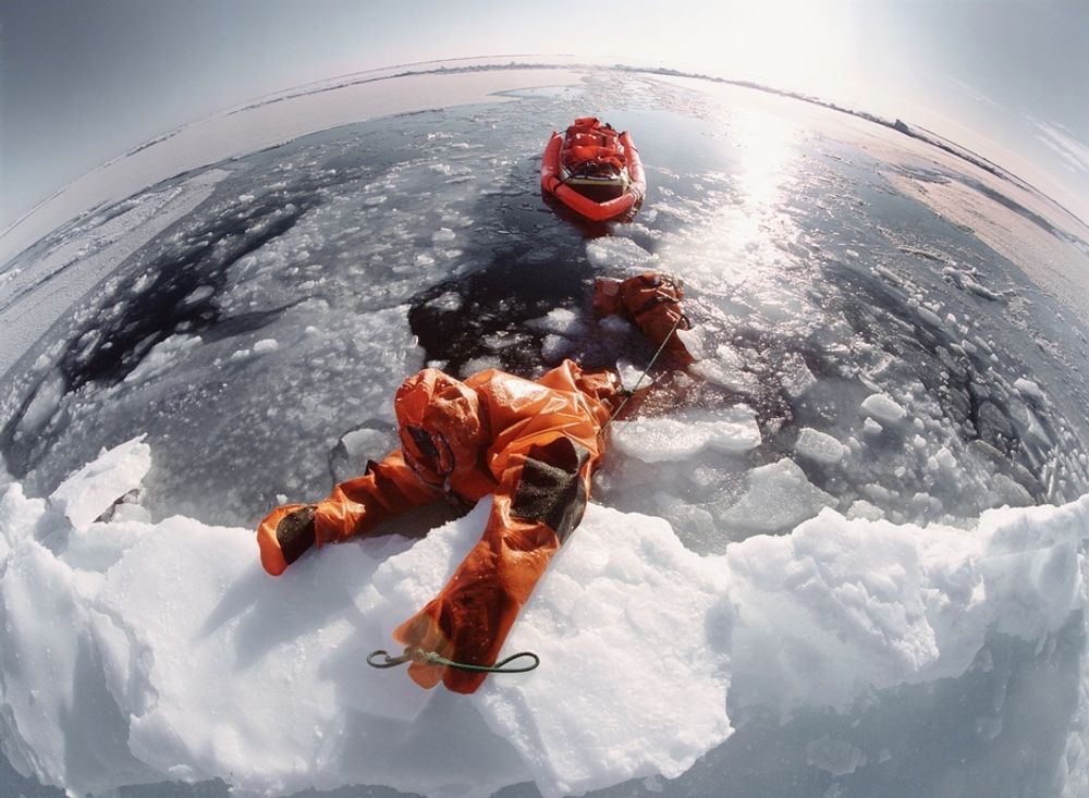 Ekspedisjonsdeltakerne må regne med å svømme enkelte strekninger på vei til Nordpolen.