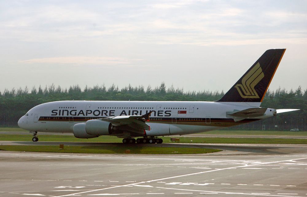 Singapore Airlines er det første flyselskapet som tar i bruk superjumboen A380 fra Airbus. Her takser flyet før avgang på jomfruturen 25. oktober fra Changi Airport i Singapore til Sydney i Australia.