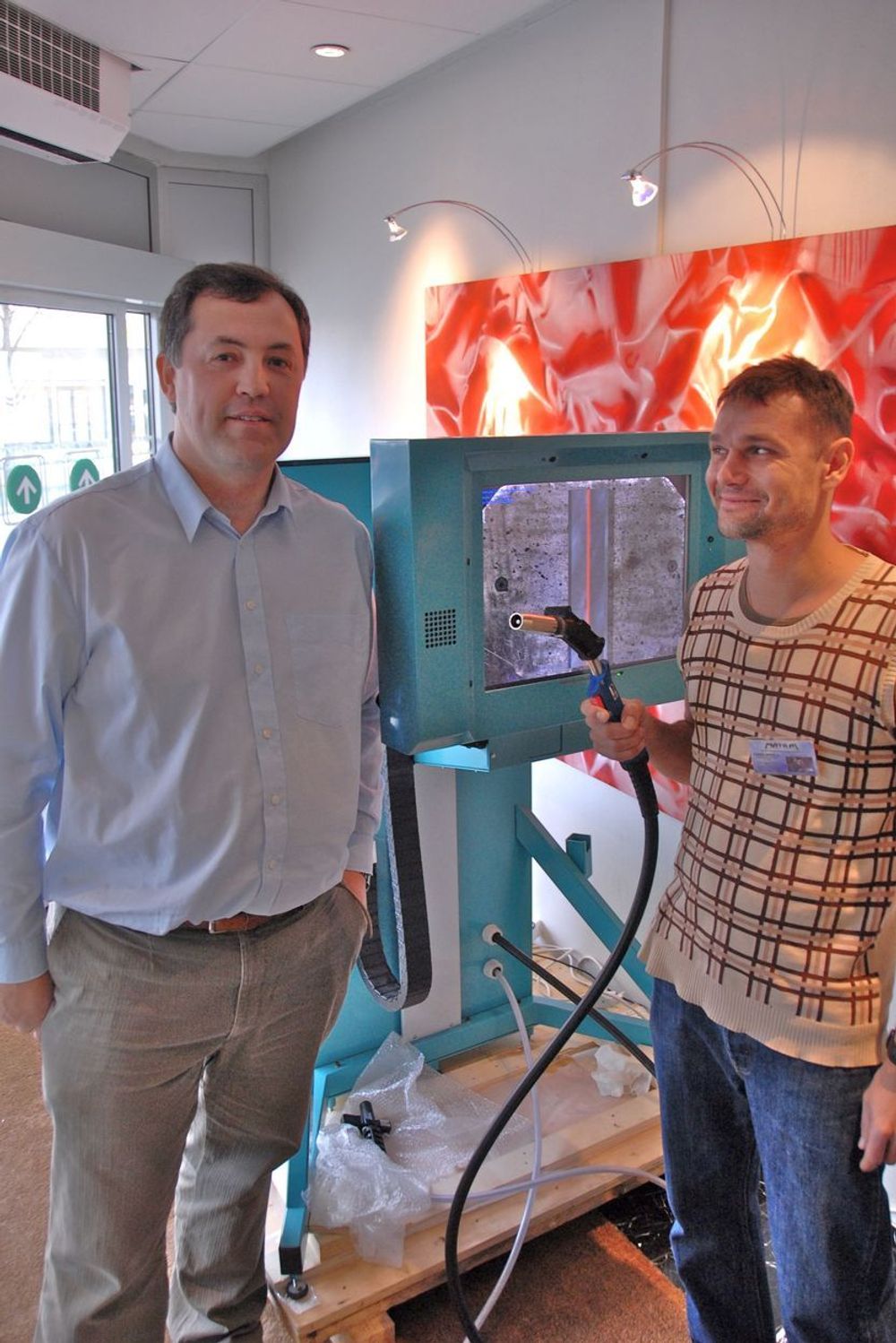 VIRTUELL SVEISING: John Birger Stav (til venstre), 1. amanuensis ved Høgskolen i Sør-Trøndelag, Avdeling for teknologi, presenterte nylig den nye sveisemaskinen sammen med ungarske Ferenz Benez.