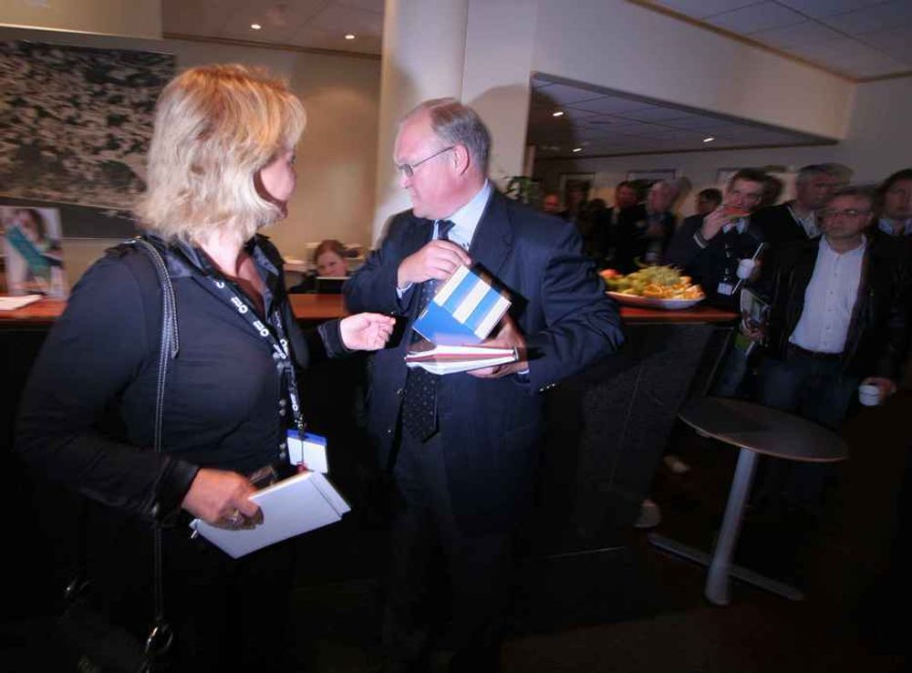 HEKTISK: Göran Persson var på lynvisitt i Tønsberg, men de 600 deltagerne på årets IT-ting fikk et solid inntrykk av eks-statsministeren som var årets trekkplaster under konferansen. Til ventre i bildet står Informasjonsdirektør Hilde M. Solegaard i ErgoGroup.