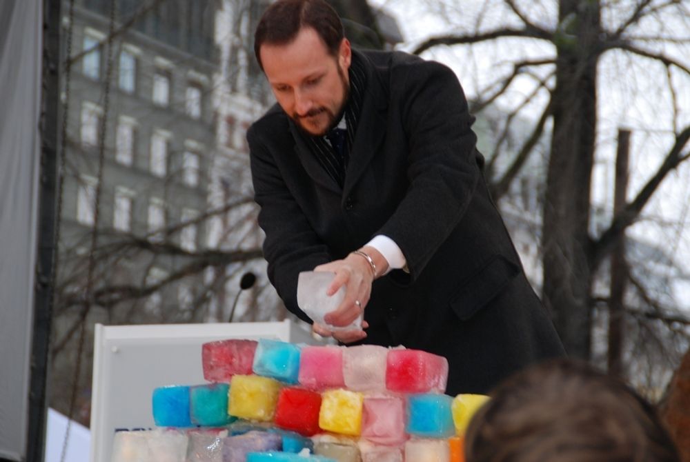 ÅPNER POLARÅRET: HKH Kronprins Haakon legger en siste isblokk på istårnet barna har laget og markerer Polaråret 2007-2008 for åpnet.