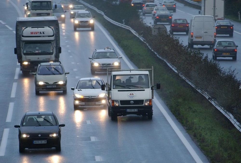 BRITISK BILTRØBBEL: Mange lurer på hvorfor hundrevis av biler stanser eller får problemer i Sør-England. Alt tyder på at forurenset bensin er syndebukken. Men forurenset med hva?