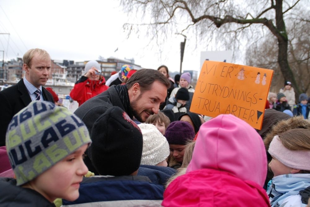 POPULÆR: HKH Kronprins Haakon hilser på elever ved Gamlebyen skole.