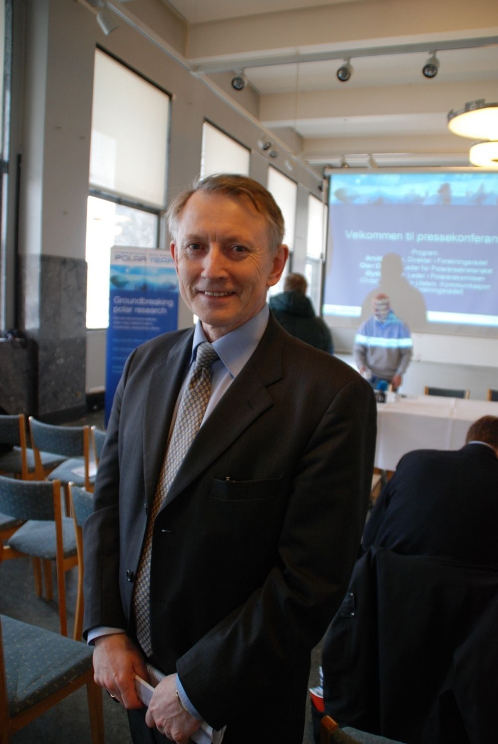 POLARSJEF: Forskningsrådets direktør Arvid Hallén presenterte forskningsplanene etter polarshowet på Rådhusplassen. Forskningsrådet administrerer Polaråret i Norge.