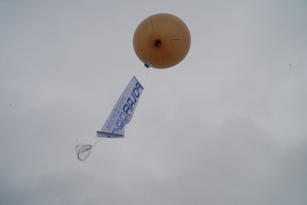 TIL VÆRS: Værballongen sender data til Meteorologisk Institutt