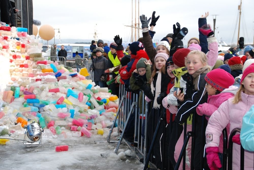 ISTÅRN: Et tårn av isblokker i forskjellige farger som barna hadde med seg, markerte starten av Polaråret 2007-2008.