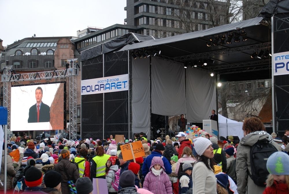 STORSKJERM: Barna som stod lengst bak kunne følge blant annet statsminister Jens Stoltenberg fra scenen. Statsministeren annonserte at han skulle til Sydpolen i forbindelse med Polaråret.