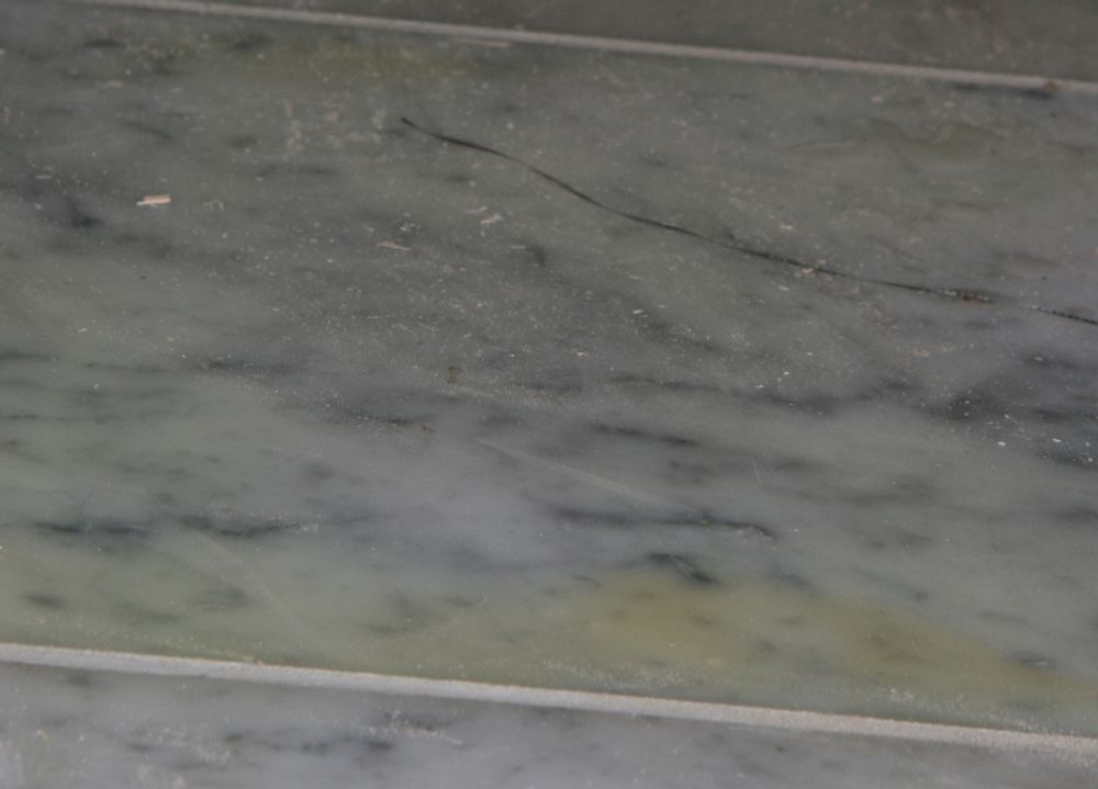 NÆRBILDE: Carrara-marmoren har en svak gultone enkelte steder inne i Operaen.