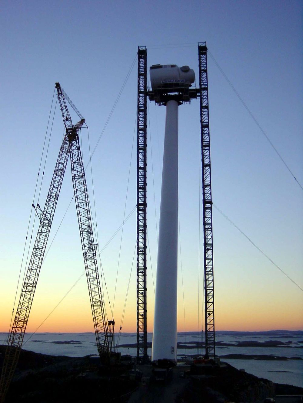 HØYT:ScanWinds første vindkraftverk -under montering - på Hunhammerfjellet i Nærøy kommune på Namdalskysten i Nord-Trøndelag. FOTO: SCANWIND