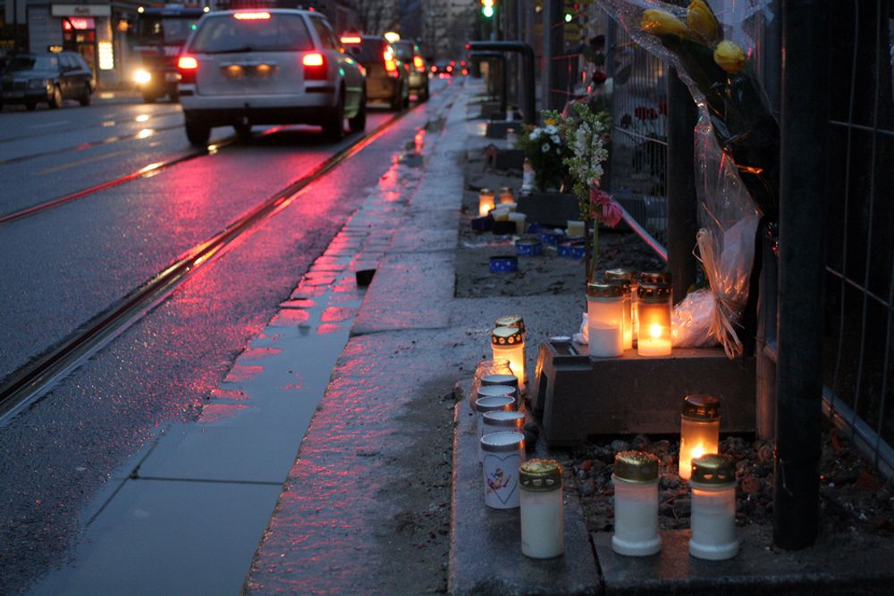 MINNES: Den 32 år gamle Sandnes-kvinnen som omkom etter gesimsraset, minnes på rasstedet i Trondheimsveien.