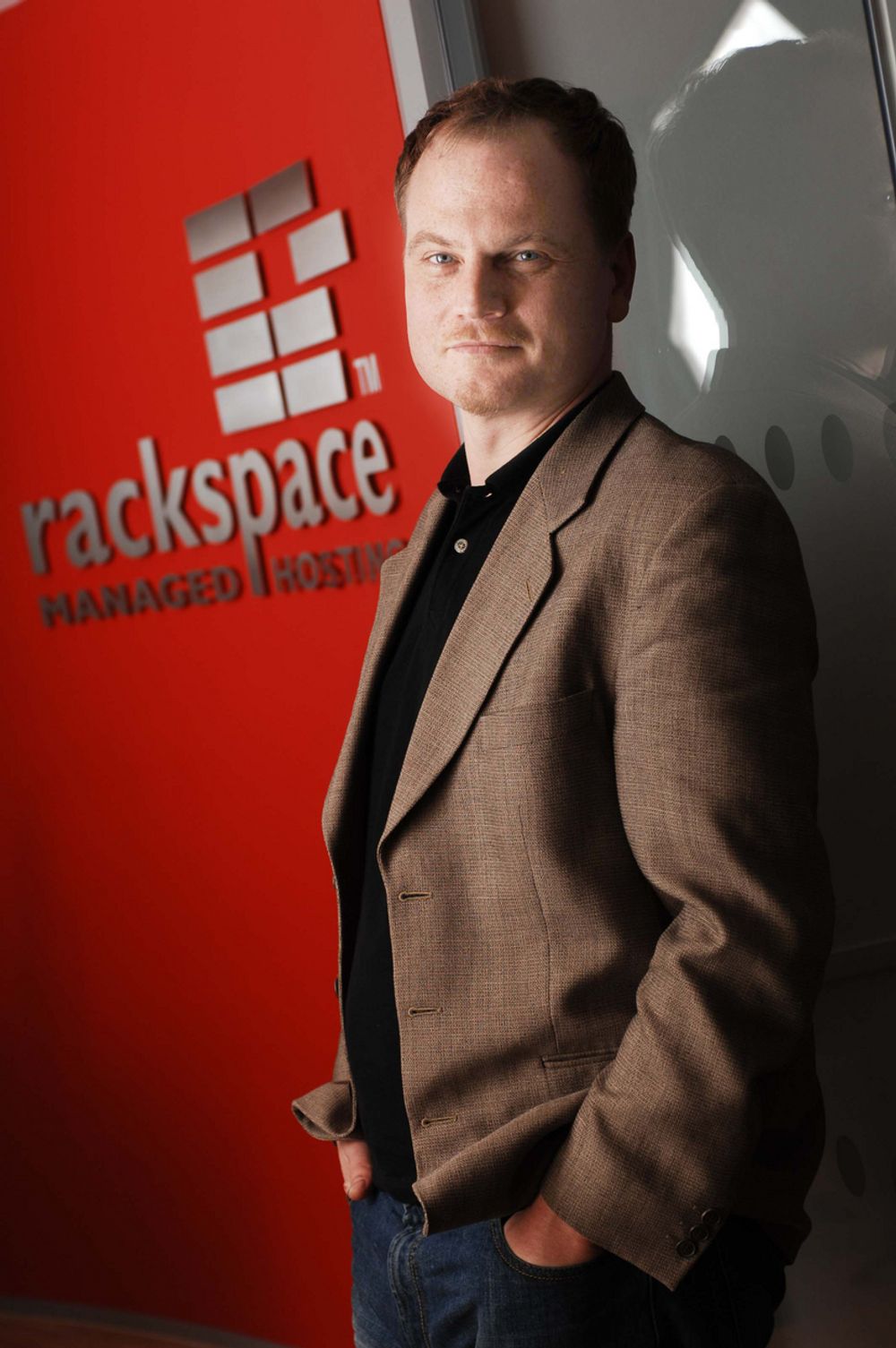 SÅ FLISA FYKER: Nordensjef Björn Hougaard i Rackspace tilbyr webhotell og serverplass til bedrifter. Men det er lenge til de tar i bruk gammeldagse knottovner for å holde datahallene varme...