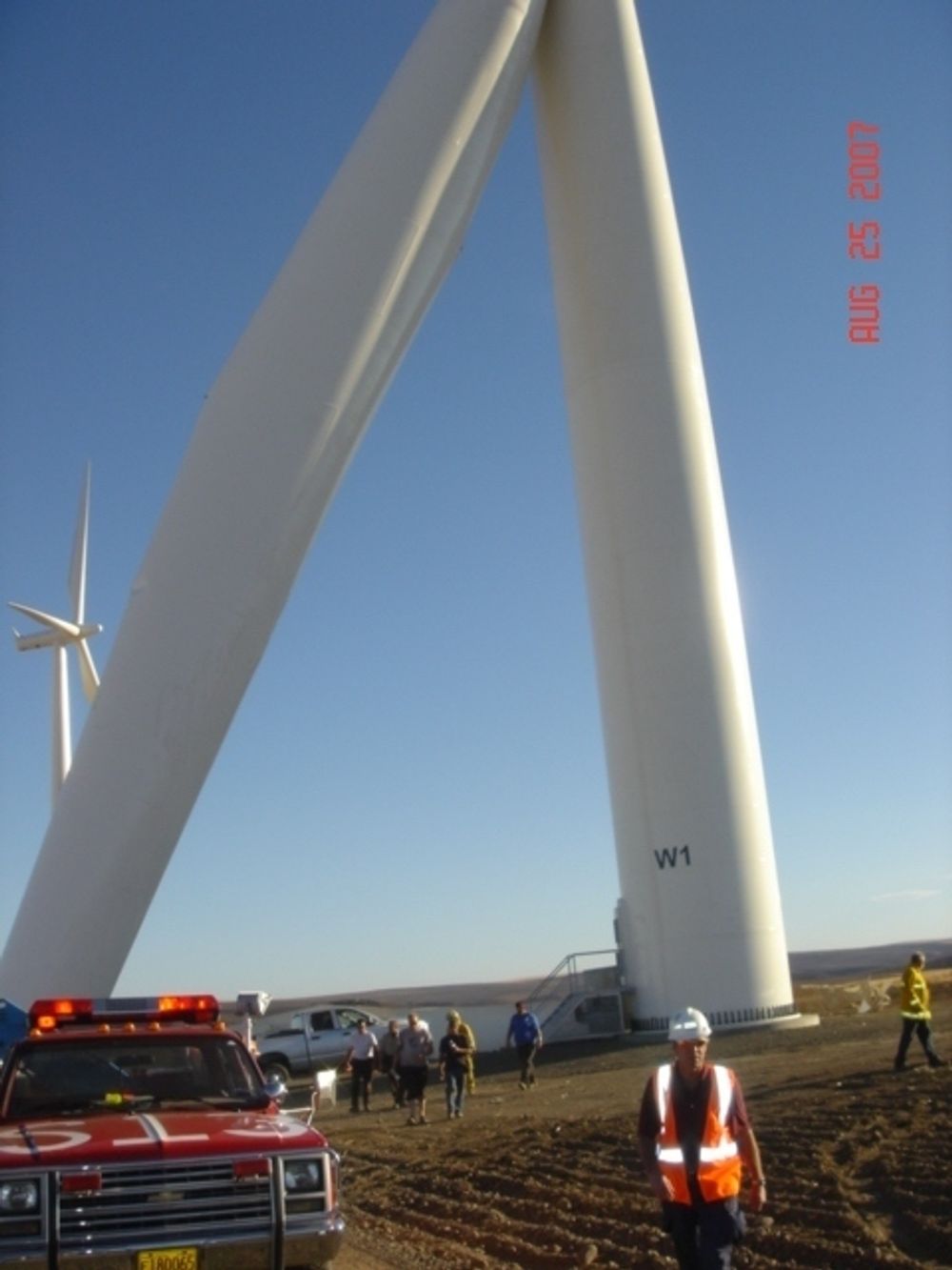 Vindturbinsokkelen var 73 meter høy og knakk på midten. Ulykken skjedde mens turbinen ble inspisert.
