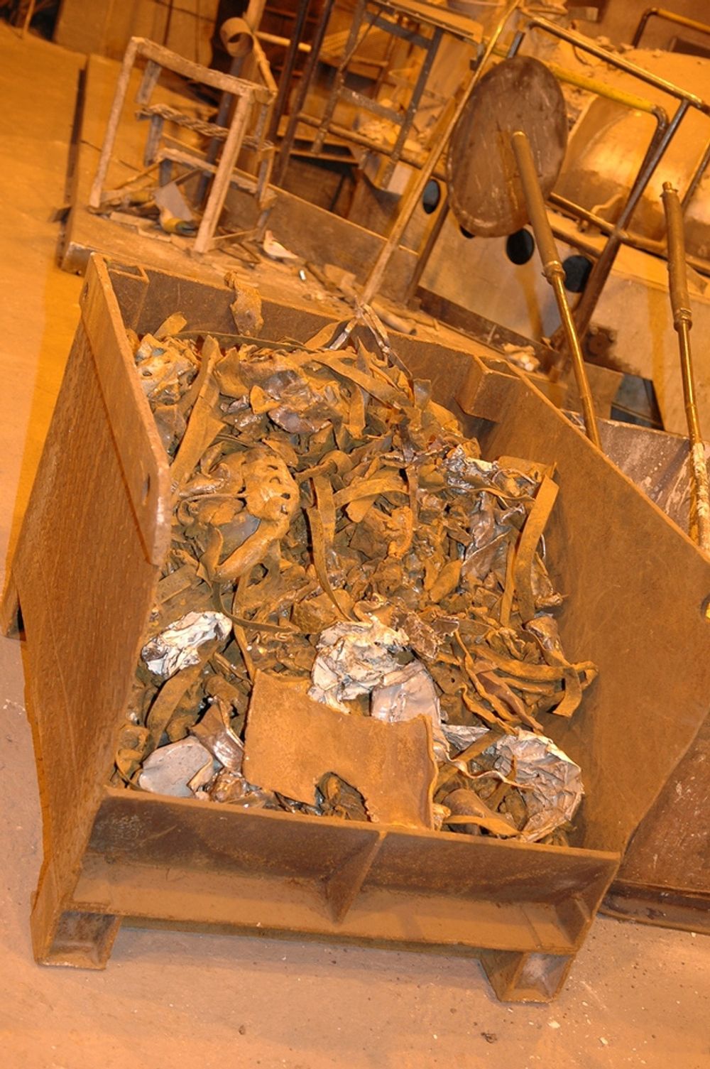 LOKALT: Råmaterialet hentes hos skraphandlere i distriktene rundt Ulefoss. Jernstøperiet bruker kun resirkulert råmateriale.