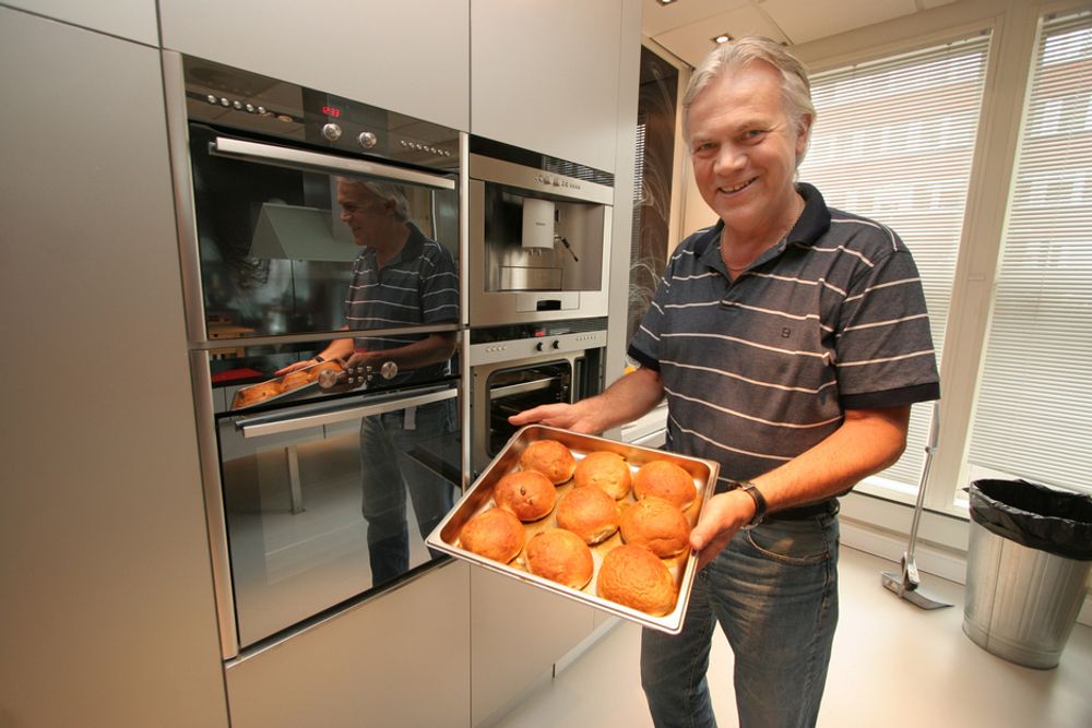BOLLEMANNEN: Det er ikke bare kvinner som kan lage flotte boller på kjøkkenet. Bjørn Holthe har utstyret som mange mannfolk egentlig ønsker seg. I bakgrunnen ser du de siste ovnene fra Bosch Siemens, blant annet et varmeskap som er nyttig til heving av bakeverk eller forvarming av tallerkner og annet koppestell.