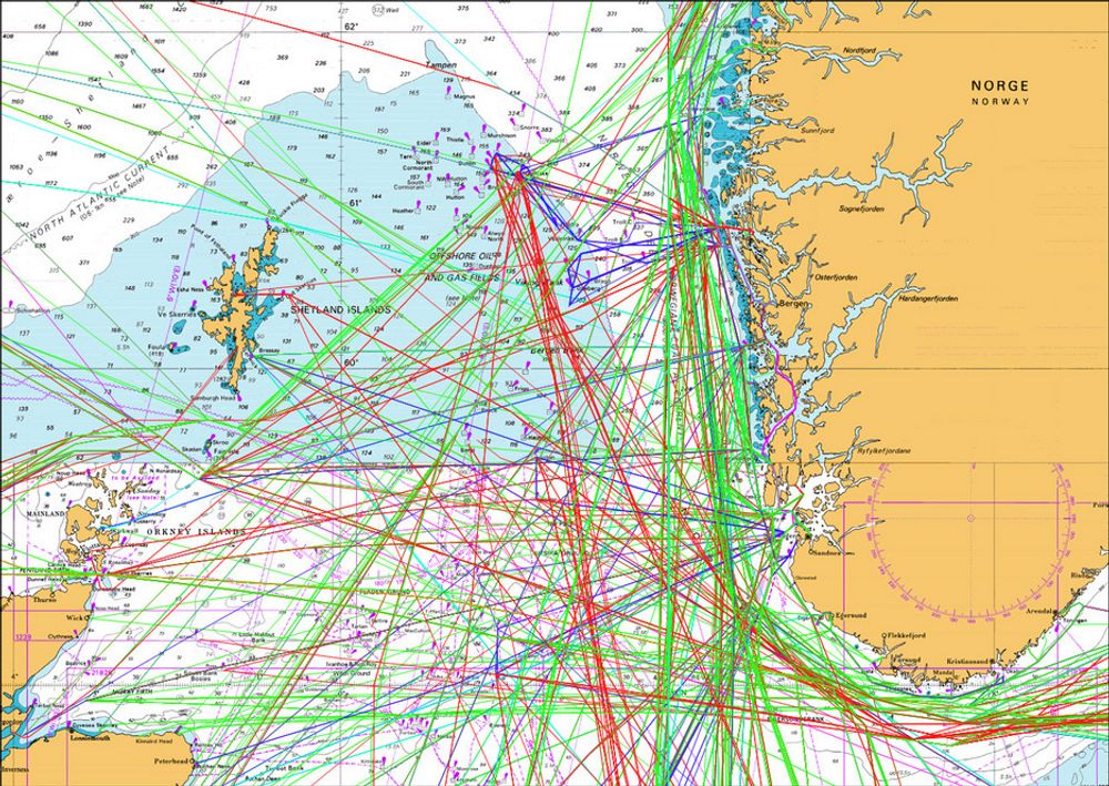 STOR TRAFIKK: Bildet viser et utdrag av trafikkbildet fra Safetecs skipstrafikkdatabase Coast. Fargene representerer ulike skipstyper, rød er f.eks. tankskip.